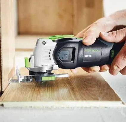 Using the Duradrive cordless screwgun