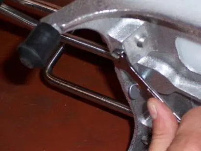 Figure 3. Pusher Head Adjustment Through the Blades.