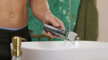 Cleaning the trimmer under water