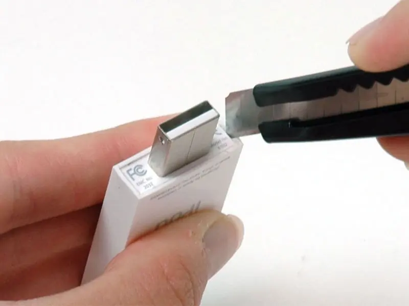 Releasing the USB port glue