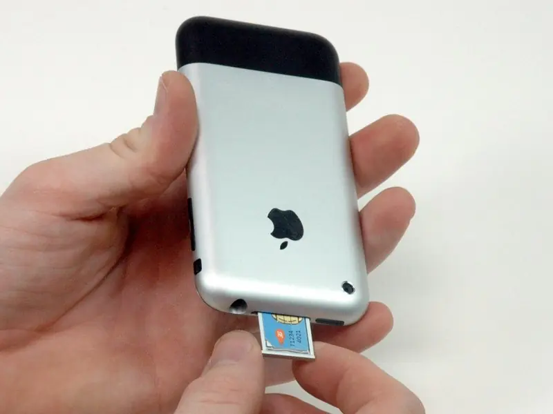 Removing the SIM card tray