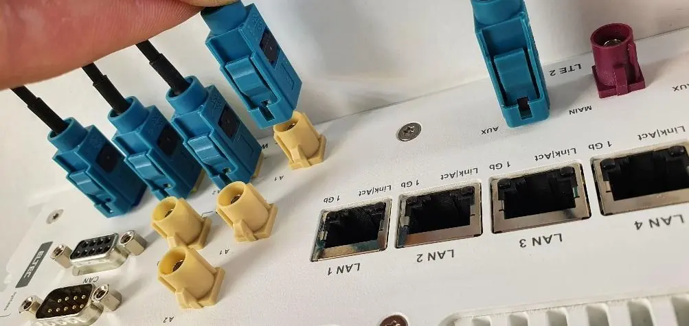 Connecting FAKRA antenna connectors