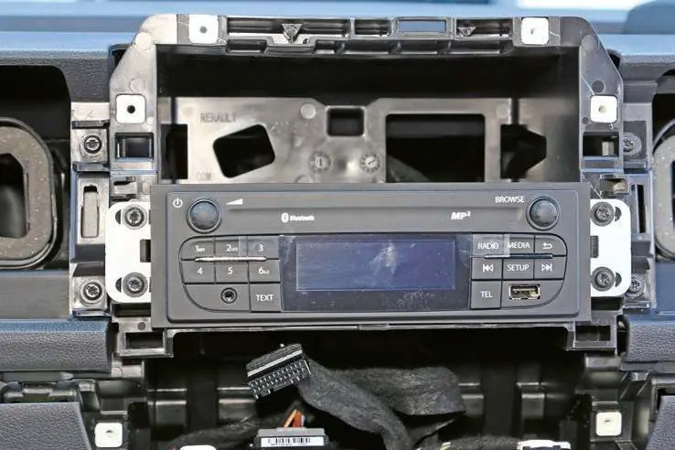 Disconnecting the radio cables