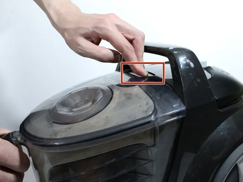 Press the Eject button to remove the dust drum.