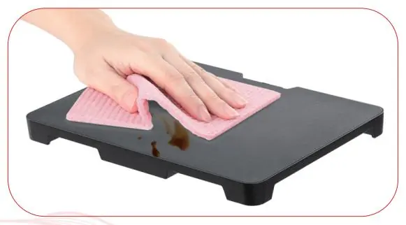Cleaning the heating plate.