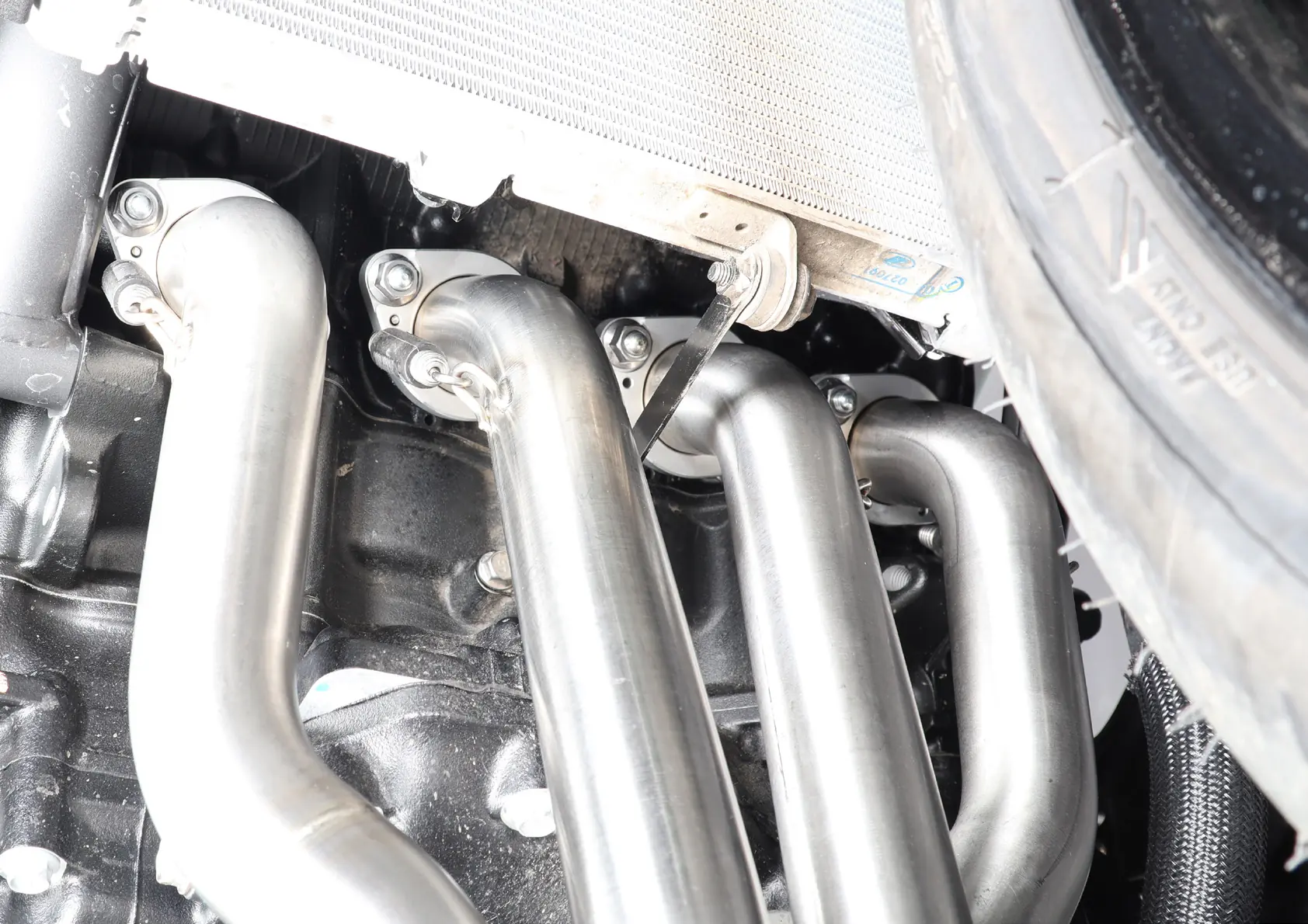 Tightening flanges and radiator bracket