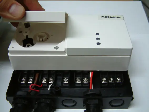 Removing the left white cover of the Input Module.