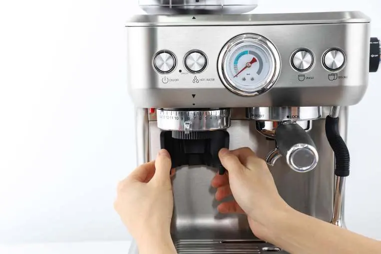 Inserting the grinder into the machine