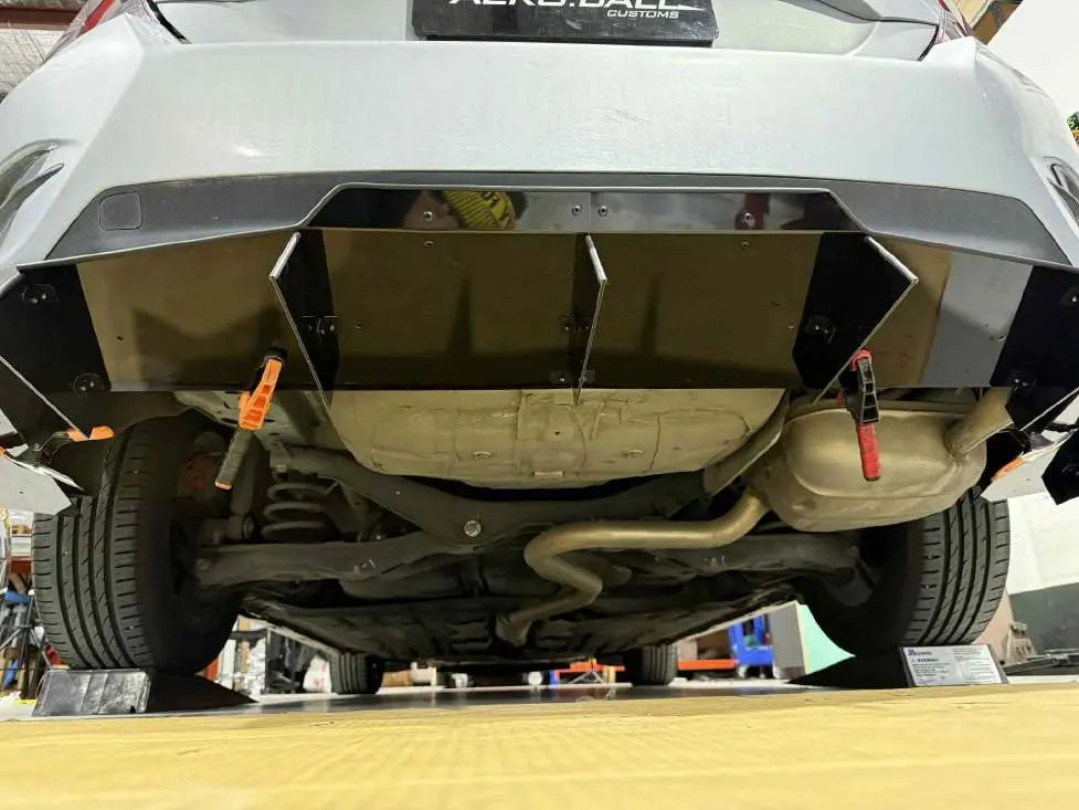 Clamping the diffuser to the rear bumper