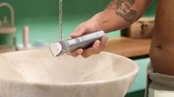 Rinsing the trimmer under water