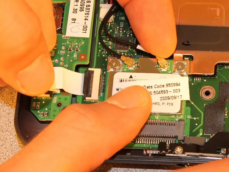 Disconnecting antenna cables
