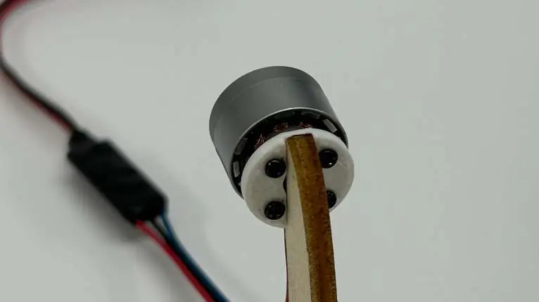 Motor attachment to the mount