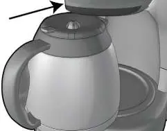 Locking the carafe lid