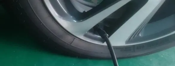 Connecting the air hose to the tyre valve.