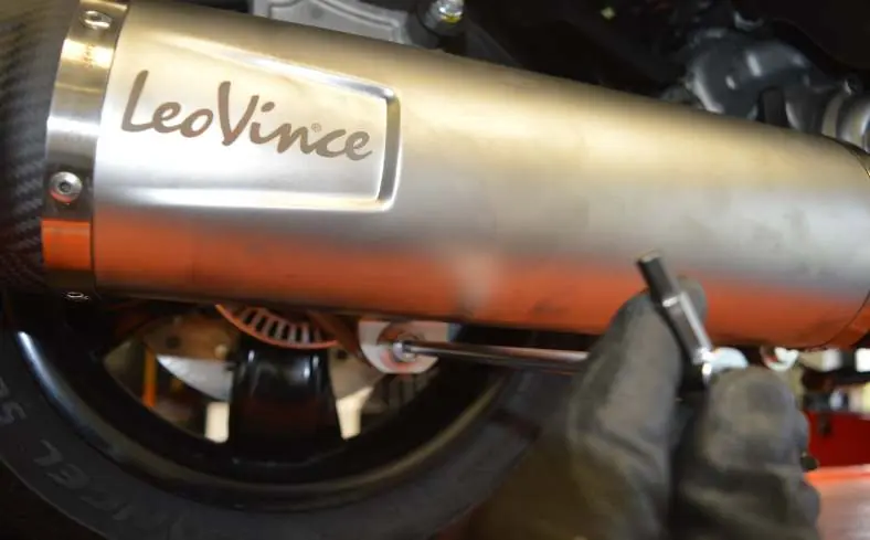Tighten the muffler mounting bolt.