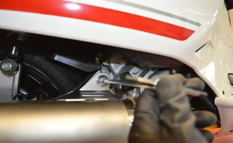 Tightening the silencer support bracket