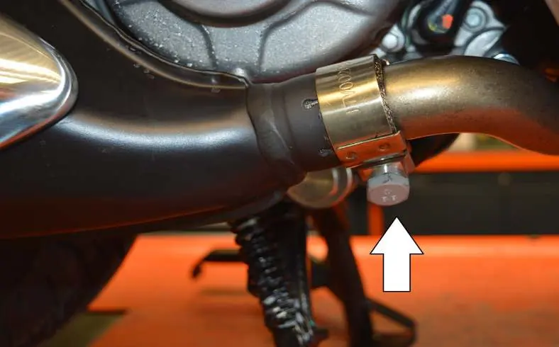 Tighten the exhaust clamp.