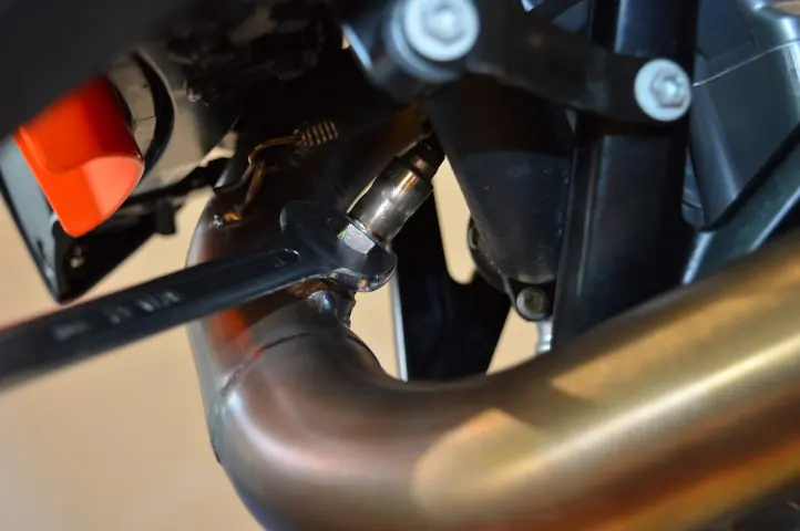 Installing the bushing and flange on the cylinder