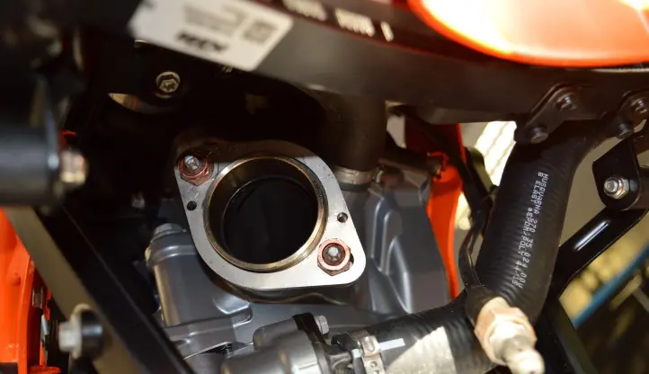 Install the exhaust flange onto the engine cylinder head.