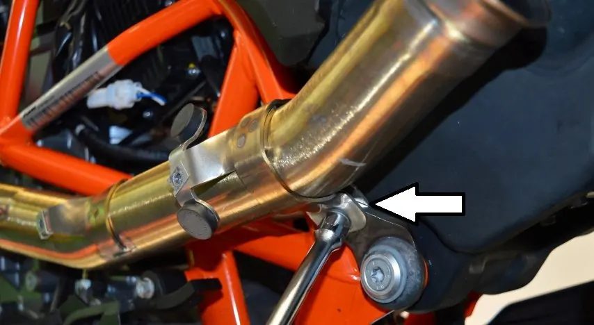 Tighten the exhaust pipe bracket bolt.