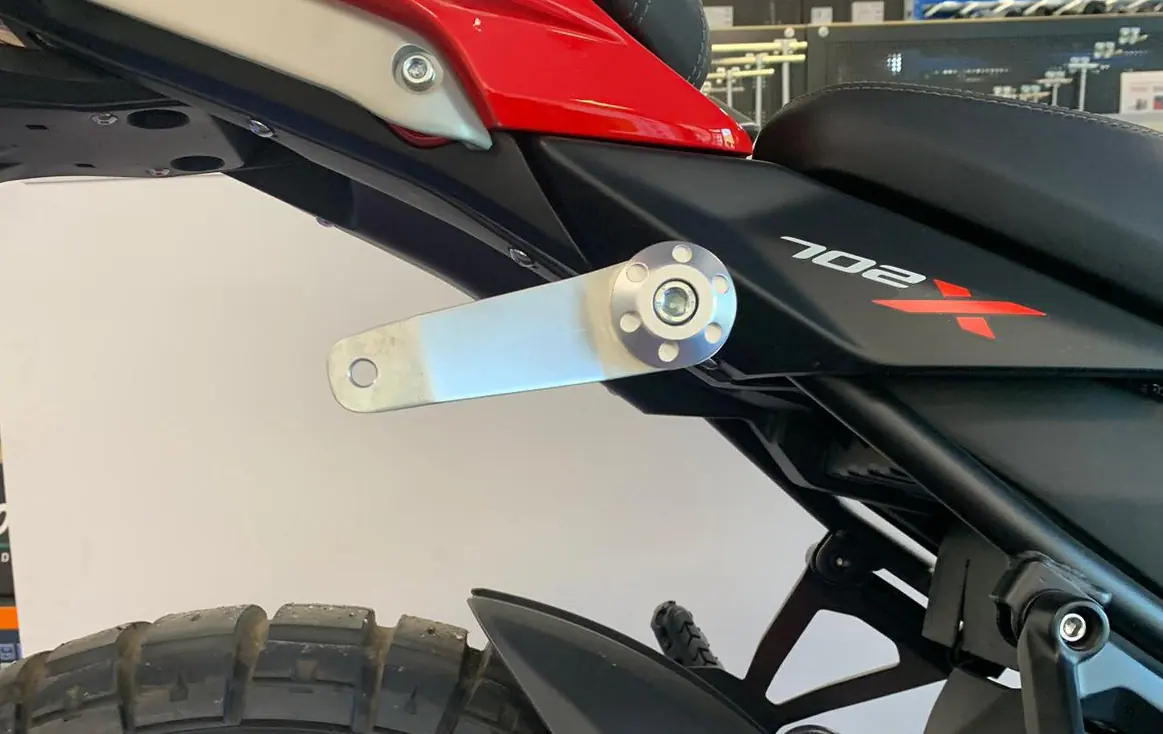Fitting the bracket to the frame