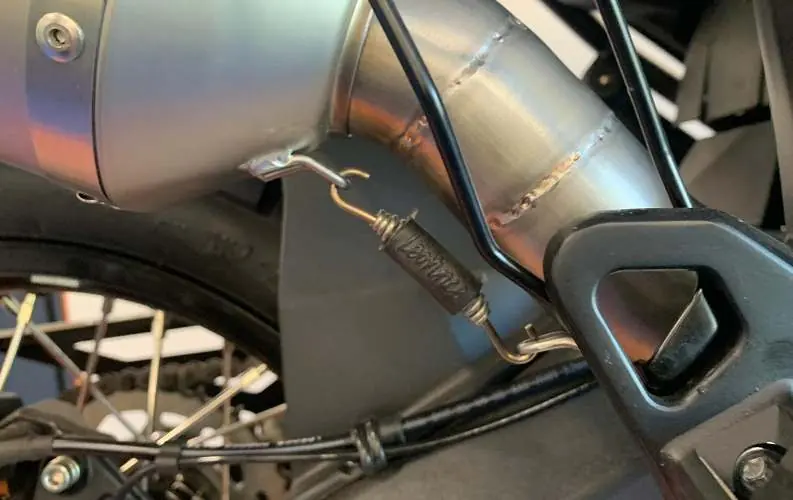Hanging the exhaust spring