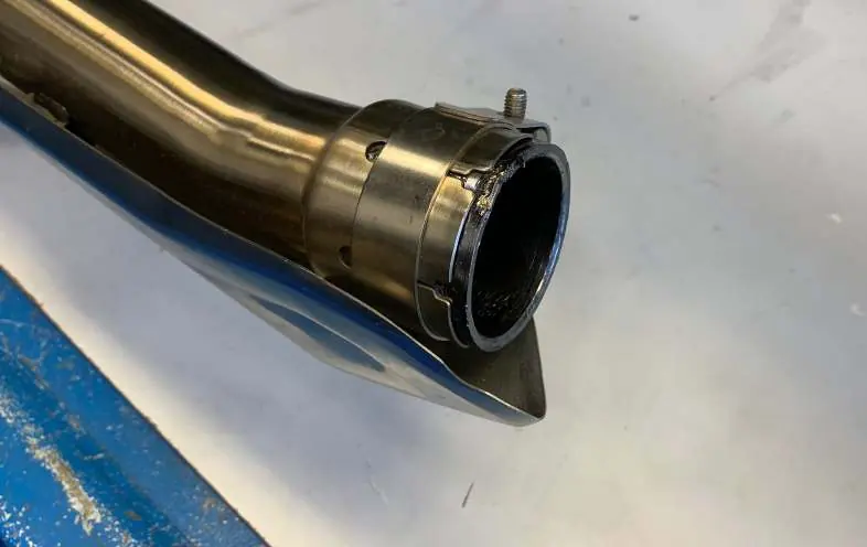 Check the connection point of the exhaust pipe.