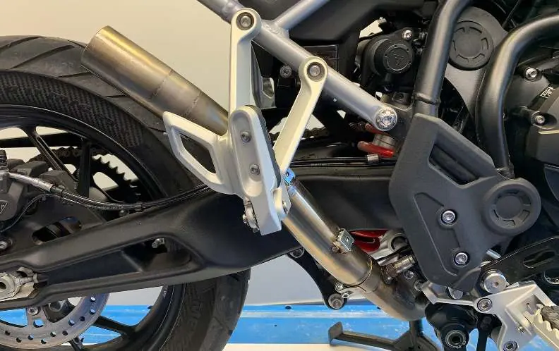Installing the LeoVince pipe