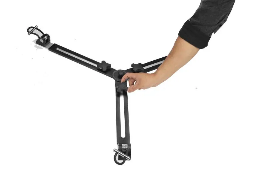 Setting up the aluminum tripod spreader