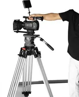 Mounting the camera onto the fluid head