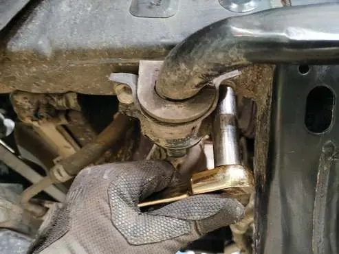 Removing sway bar linkage