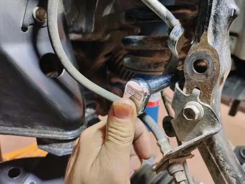 Remove the brake line bracket bolt.