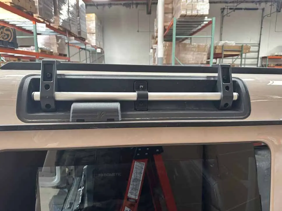 Tightening mounting bracket screws